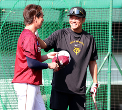 【巨人】坂本勇人が楽天・前田健太と再会「８８年世代」の両雄がグータッチ