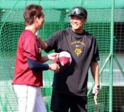 【巨人】坂本勇人が楽天・前田健太と再会「８８年世代」の両雄がグータッチ