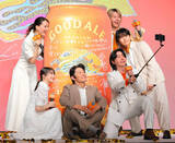 「鈴木亮平、直筆サインに熊の絵を描き加え「綾瀬はるか風のサインとなりました」同じ事務所に所属」の画像1