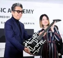 布袋寅泰、普段はギターと距離を置く「なるべく遠くに遠くに。ギターのそばにいないようにしてます」