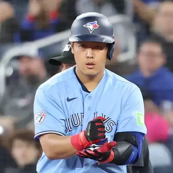 「岡本和真の４打席目は痛烈な打球も好守備に阻まれる　メジャーデビューから６戦連続安打＆三塁守備で好プレー」の画像