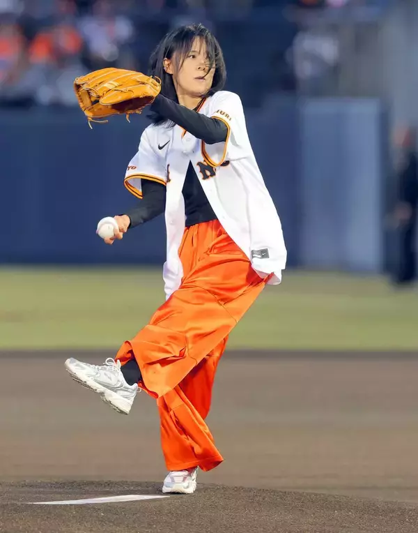 【巨人】群馬出身のＧ党・井森美幸がセレモニアルピッチでワンバン投球「２００球近く投げ込んできました。調整不足ですね」