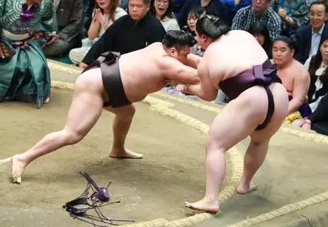 大関復帰の霧島、土つかずの６連勝　王鵬に押し込まれながらも逆転勝ち