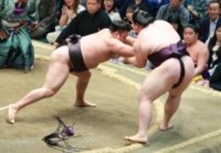 大関復帰の霧島、土つかずの６連勝　王鵬に押し込まれながらも逆転勝ち