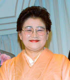 「“セッチー”和泉節子さん　現在８３歳！別人のような近影　２０００年代にワイドショー出まくり…息子・元彌のお墓参りショットに登場」の画像1