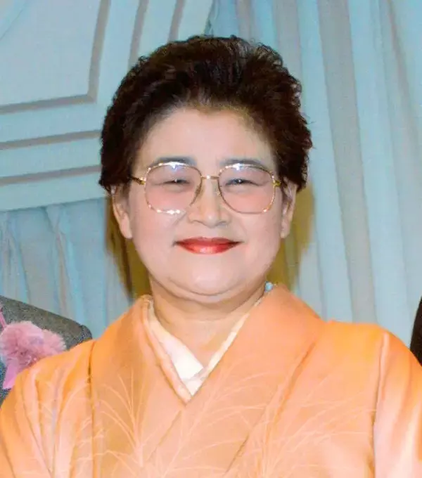 “セッチー”和泉節子さん　現在８３歳！別人のような近影　２０００年代にワイドショー出まくり…息子・元彌のお墓参りショットに登場