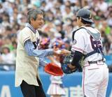 「４００勝投手・金田正一さんの長男で俳優の金田賢一、神宮での始球式に登場「父にお前何やっとるんじゃと言われそうです」…ヤクルト－日本ハム戦」の画像1