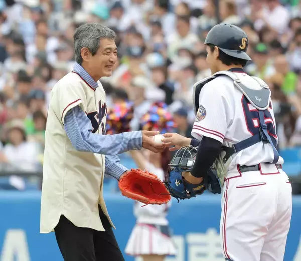 ４００勝投手・金田正一さんの長男で俳優の金田賢一、神宮での始球式に登場「父にお前何やっとるんじゃと言われそうです」…ヤクルト－日本ハム戦