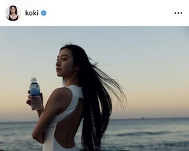 Ｋｏｋｉ，美背中披露の白ワンピ姿！海辺での幻想的なショットに反響