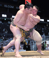 東海大柔道部出身・岡田、勝ち越し王手　時健龍に１年前の雪辱