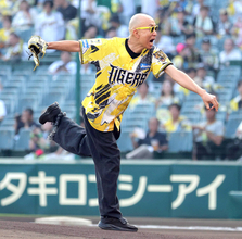 【阪神】サンプラザ中野くんがファーストピッチセレモニーに登場　２年連続ワンバン投球に「マウンドに上がるとキャッチャーとトラッキーが揺れる」「魔物がいます」