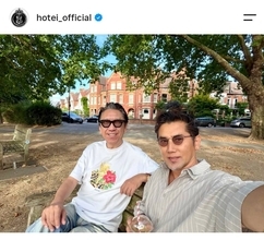 ６０歳・本木雅弘　ロンドンでの最新姿「イケおじ過ぎる」現地在住大物ミュージシャンの自宅へ「話は尽きず」