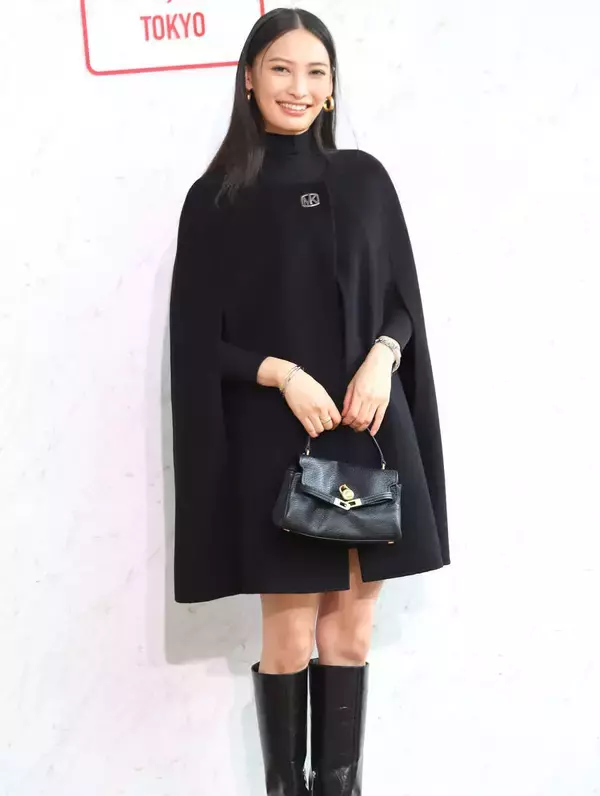 大政絢、黒のクールな装いで登場　１歳の息子と「手をつないで紅葉を見にいきたい」