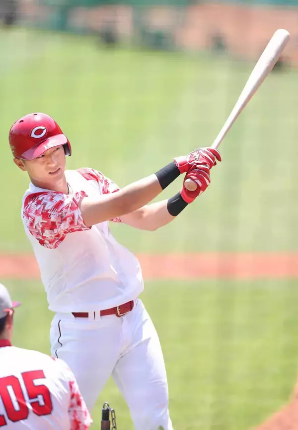 【広島】佐々木泰が年男の誓い「午（うま）のように暴れ回りたい」岡本モデルのバットで飛躍