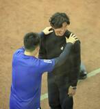 「【巨人】則本昂大と田中千晴がＧ球場で対面　ＦＡ加入と人的補償で楽天移籍　あいさつ交わし握手」の画像1