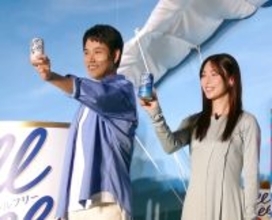 松山ケンイチ、新ＣＭ発表会で“空から登場”　乾杯ではなすなかにしのギャグで爆笑誘う