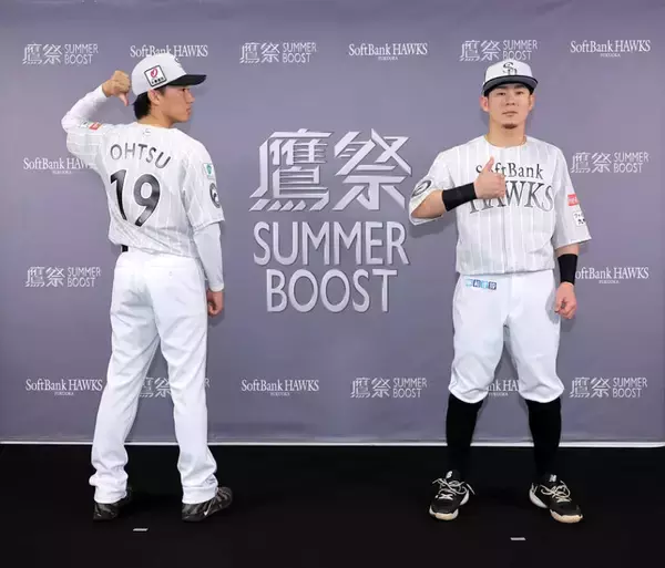 【ソフトバンク】「鷹祭ＳＵＭＭＥＲ　ＢＯＯＳＴ」のユニホームを発表　牧原大成「シンプルな白で本当にかっこいい」６月末からのホーム９試合で着用　来場者にも配布