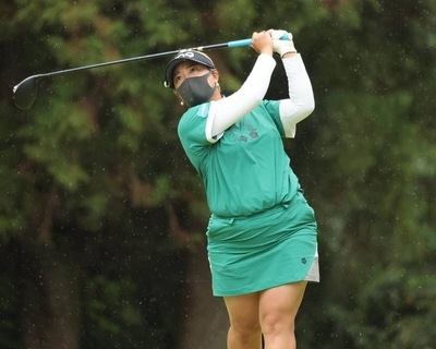 鈴木愛がツアー新記録１８パットで首位浮上　１７年ぶりに更新　自らデザイン新ウェアで初優勝へ