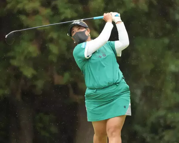 鈴木愛がツアー新記録１８パットで首位浮上　１７年ぶりに更新　自らデザイン新ウェアで初優勝へ