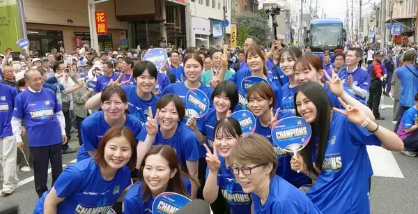 【バレー】 ＳＡＧＡ久光、本拠地の佐賀・鳥栖で優勝祝賀パレード　ファン１万人に中田監督「ご報告でき本当にうれしい」