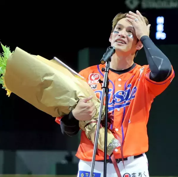 陽岱鋼が古巣・巨人ナインから胴上げ「本当幸せ」サプライズ登場の橋上監督代行にも感謝…２軍戦で引退セレモニー