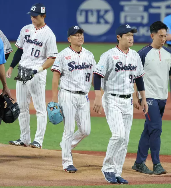 【ヤクルト】今季初登板の石川雅規が６失点で１回持たず降板　１死しか取れず左肩気にする仕草も　２５年連続勝利はお預け