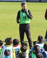カズ、サッカーでの世代間交流に期待「一緒のコミュニティーで活動できるのは大事」明治安田のトレーニングイベント