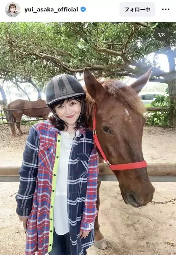浅香唯「心地良すぎて寝ちゃいそうに」うま年に沖縄ロケで乗馬を楽しむ姿にほっこり「まるで少女！」「超カワ唯」