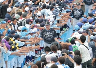 【球宴】巨人の坂本勇人、大城卓三、田中瑛斗らが富山で歓声浴びる「ヒーローズウォーク」登場　ファンサービスして球場入り