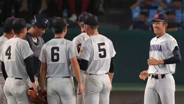 【甲子園】先発登板回避の横浜・織田翔希が伝令でマウンドへ　笑顔で後輩を激励　同点でとどめる　５回終了後から投球準備