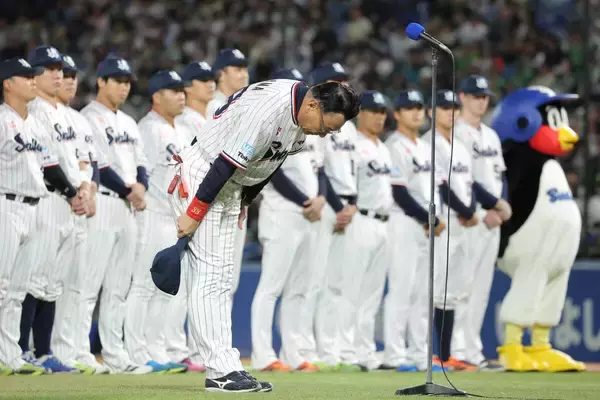 【ヤクルト】本拠地今季最終戦セレモニーで池山隆寛監督がスピーチ「来年も神宮球場で傘の花が咲くようにみんな頑張っていきます」