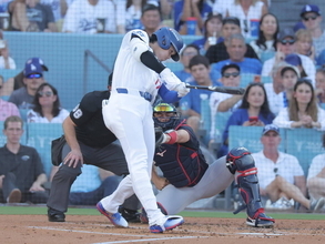 大谷翔平、チャンス広げる左前安打で自ら拍手…９３打席連続本塁打なし、１シーズンでは自己ワーストタイ