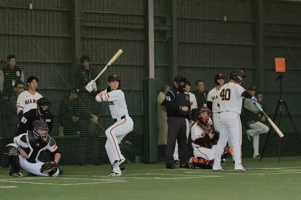 【巨人】坂本勇人らがブルペンで打席に　石塚裕惺は竹丸和幸の球を打席で体感