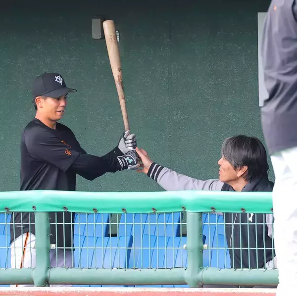 巨人・門脇誠が松井臨時コーチを質問攻め　内容伏せるも「技術面」で収穫…２４年には逆方向への打撃学ぶ