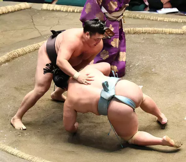 霧島が２敗を守り、不戦勝の琴栄峰とともに首位守る　若隆景、義ノ富士、宇良、翔猿の４人が３敗で追う