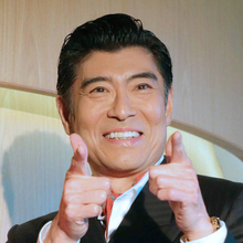 髙嶋政宏　９歳年下妻とレアな夫婦ショット！「顔が似てます」肩を抱いて「ラブラブですね」