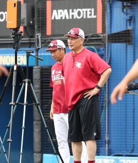 【楽天】 吉井理人新監督「（打順は）自分で決めちゃいました（笑）」初陣のスタメン発表　ワォーターズが「８番・遊撃」で先発　村林一輝がベンチスタート