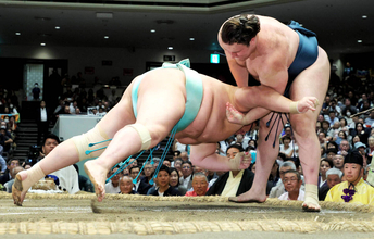 安青錦　大関対決を制し７連勝で１０勝目　尾上審判長「３連敗はしたけど、１０勝はすごい」…１差で大の里を猛追