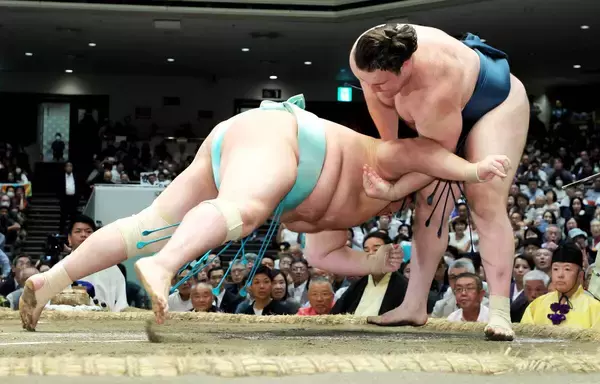 安青錦　大関対決を制し７連勝で１０勝目　尾上審判長「３連敗はしたけど、１０勝はすごい」…１差で大の里を猛追