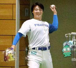 入院中の子どもたちにプロ１号誓った日本ハム・山崎福也「ピッチャーなんですけどね。練習します」