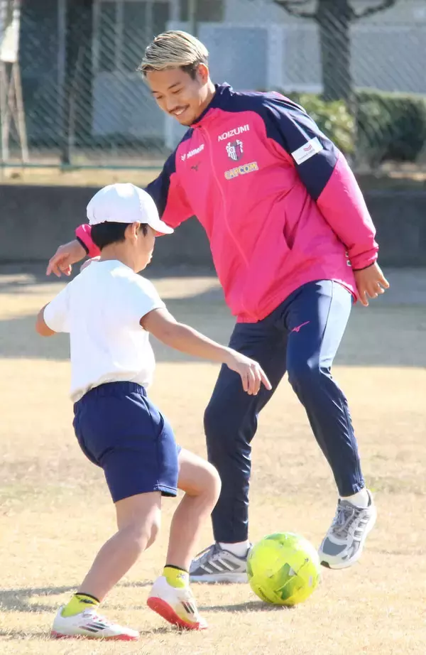 Ｃ大阪、ＭＦ喜田陽が母校で「ＨＡＮＡＳＡＫＡ授業」実施「元気、活気をもらった」　自身のユニホーム着用する生徒も
