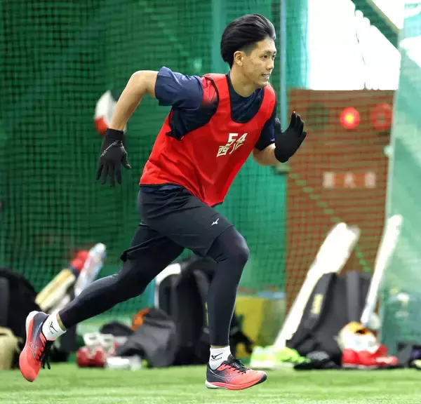 【広島】唯一の高卒ルーキーがシャトルランＮＯ１タイム「１８歳の若さを見せられた」新人合同自主トレ初日
