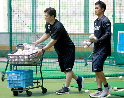 【楽天】 岡島豪郎、銀次の両アンバサダーが早朝から“熱投”　ブレイク候補らが早出練習でバット振り込む