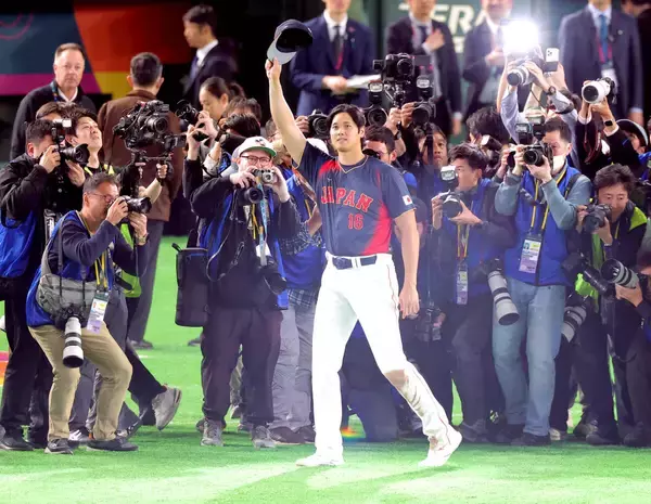 大谷翔平、お茶たてポーズへの思い明かす「北山君が一生懸命が考えてくれた」「今後も続けられるように」初戦で新パフォ連発…ヒーローインタビュー一問一答