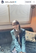 林芽亜里、グリーンジャケット×スカートの制服姿ではじける笑顔に「歓喜」「俺は恋をする」「メロメロっす」「大人顔になって…」
