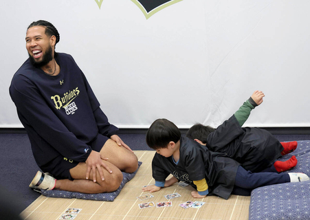 【オリックス】“親日家右腕”エスピノーザ、ファンの兄弟とカルタ対決「２人ともめっちゃ速くてすごかった」…球団イベント参加