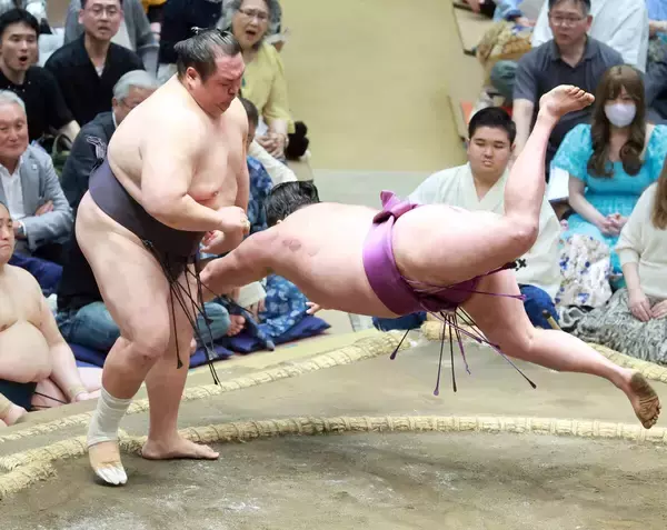 友風が４日連続のはたき込みで４勝目　１４キロの体重減で動き良し