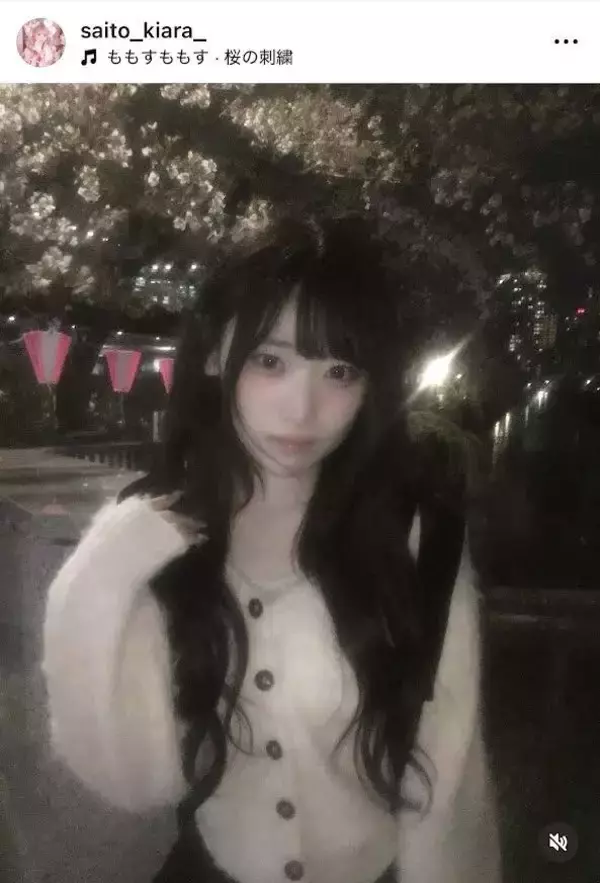 目黒川の夜桜を楽しむイコラブ齋藤樹愛羅　前髪に花びらつけたショットも披露！
