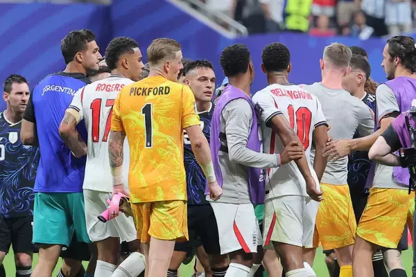 【Ｗ杯】元スペイン代表の名ＧＫ「臆病な戦術だ」イングランド指揮官の采配を批判　５バックで逃げ切り失敗