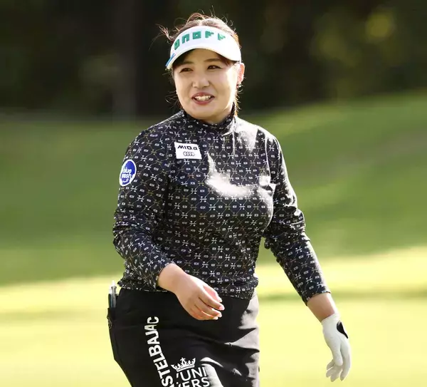 【女子ゴルフ】小林光希が７バーディー量産で首位発進　センターシャフトのパター初投入「勝ちたい」